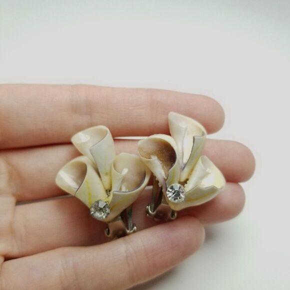 Vintage Shell And Rhinestone Clip On Earrings, Unique Retro Design, Estate - Picture 2 of 6